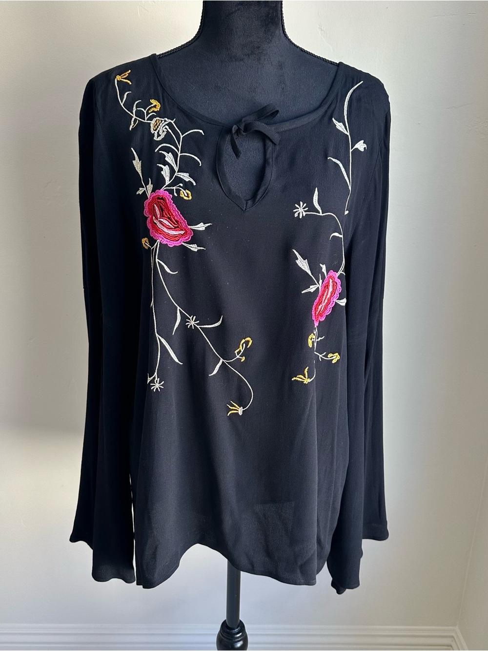 Lipslide Women’s Black Embroidered Floral Tie-Neck Top Size XL